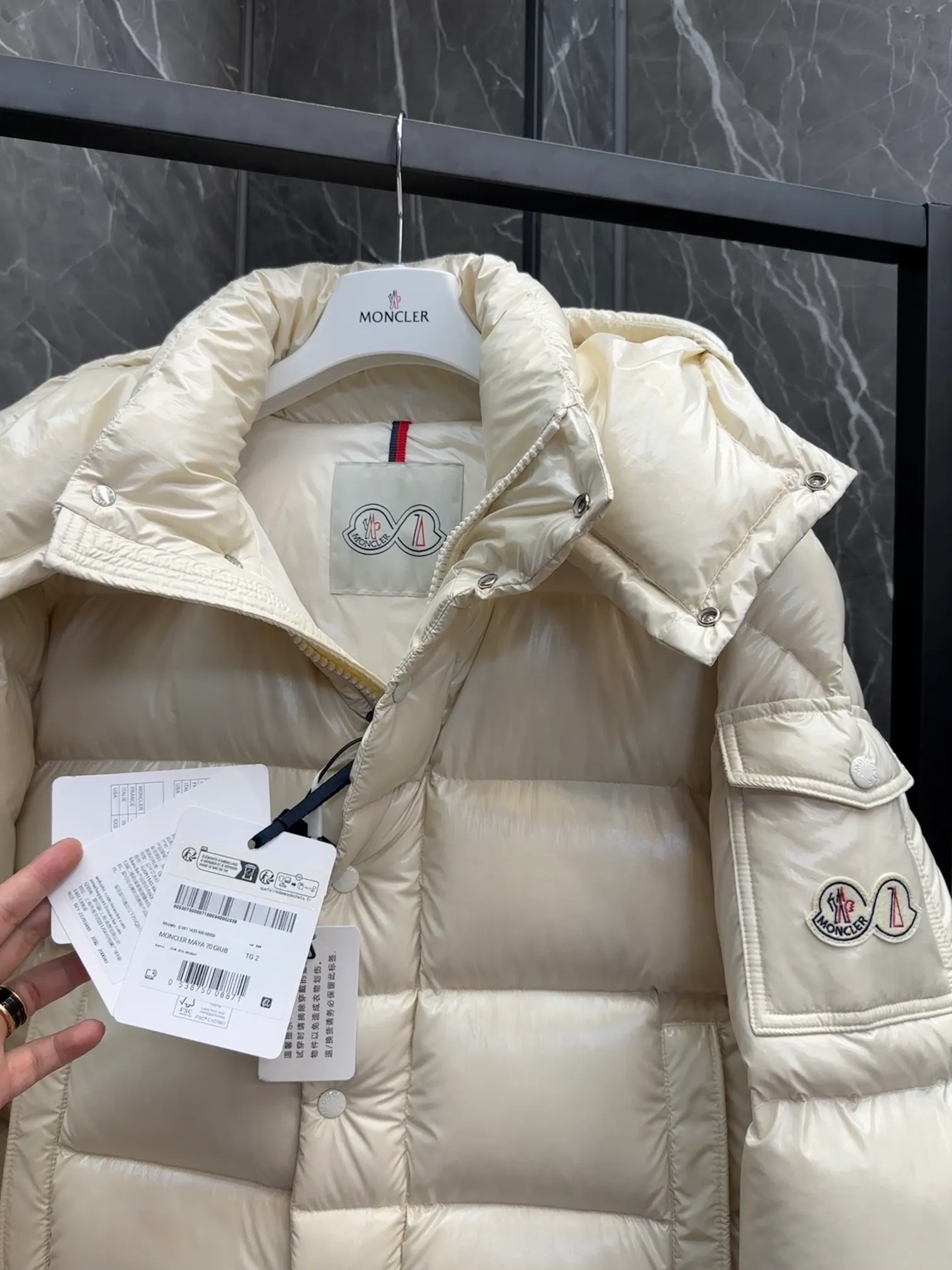 ⬆️Moncler Maya 70 . . Moncler 70 ， 。 ， ， Moncler Maya 70 。 ， 。 Antoni Tudisco 。 Moncler Maya 70 Moncler 70 ， ， 。 Classic ， 、 。 Classic 70 。 • • • • • ， • • • •Moncler Maya 70 Size: 1-5 . Cream White Pink Blue Gray Black D 9890065750